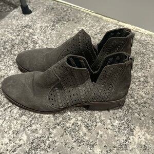 Womans size 8.5 Vince Camaro booties